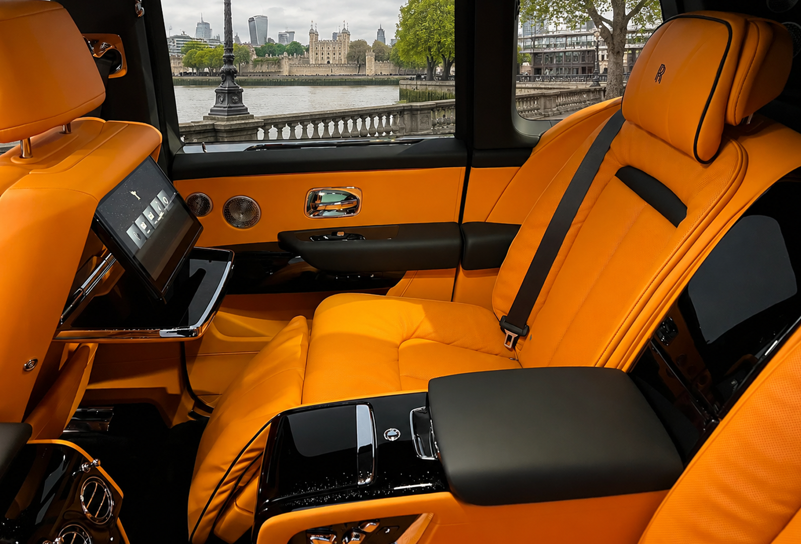London-VIP-Travel-Rolls-Royce-Cullinan-Interior-Image03